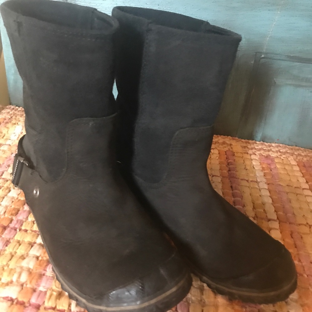 Sorel black leather and suede pull on boots